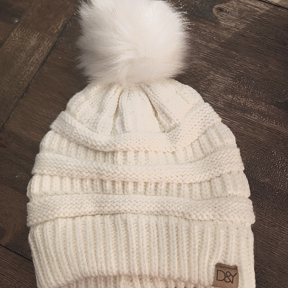 D&Y Cream and White Knit Pom-Pom Beanie Hat, New/Never Worn, Warm